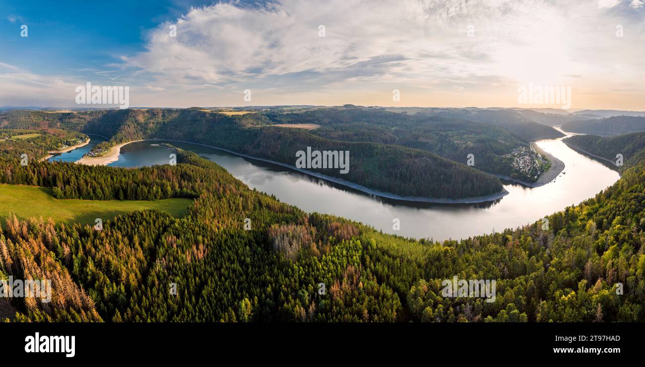 Deutschland, Thüringen, Panoramablick auf die Saale-Kurve bei Sonnenuntergang Stockfoto