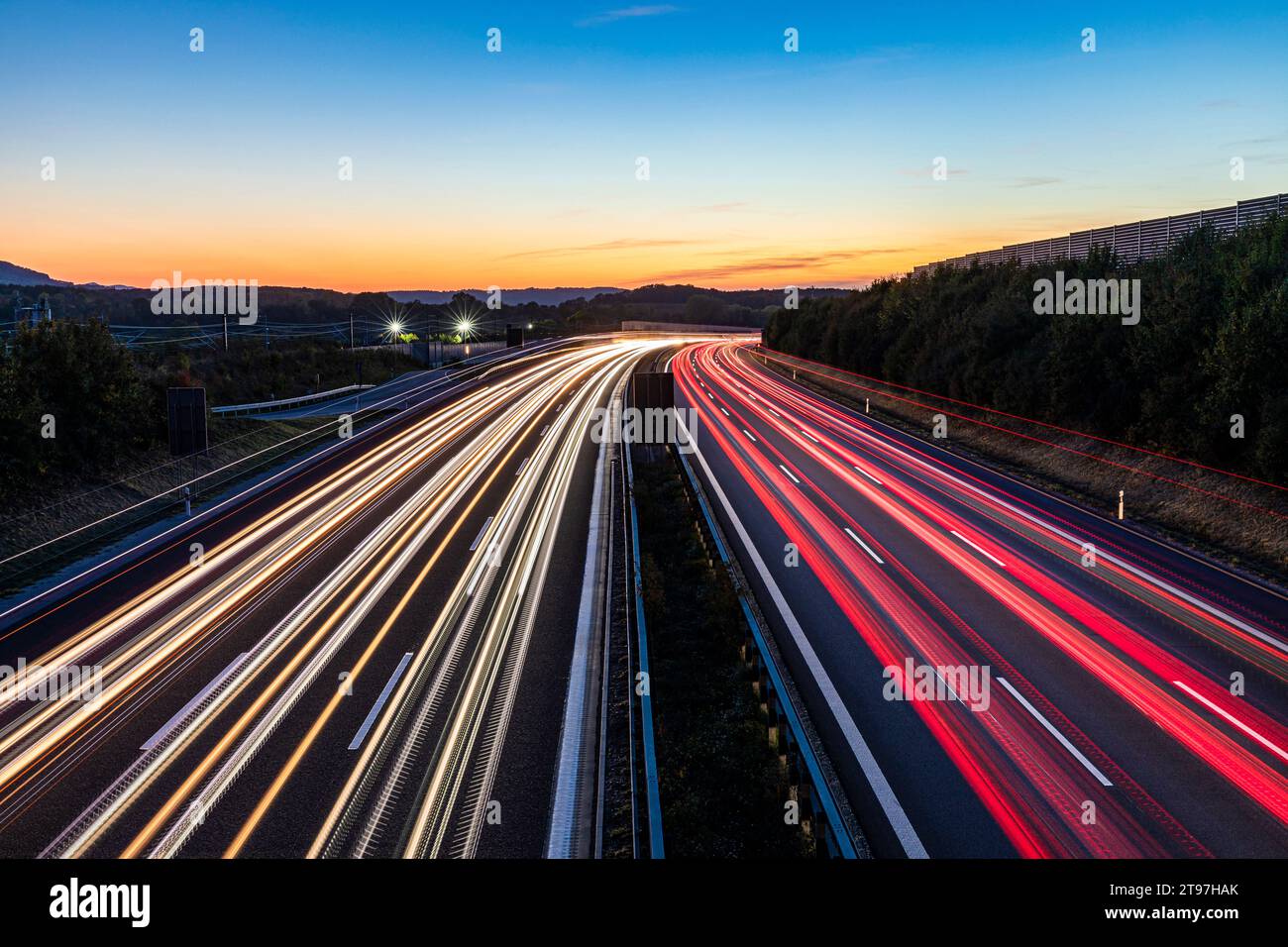 Deutschland, Baden-Württemberg, Kirchheim unter Teck, Fahrzeuglichtwege an der Bundesautobahn 8 bei Dämmerung Stockfoto