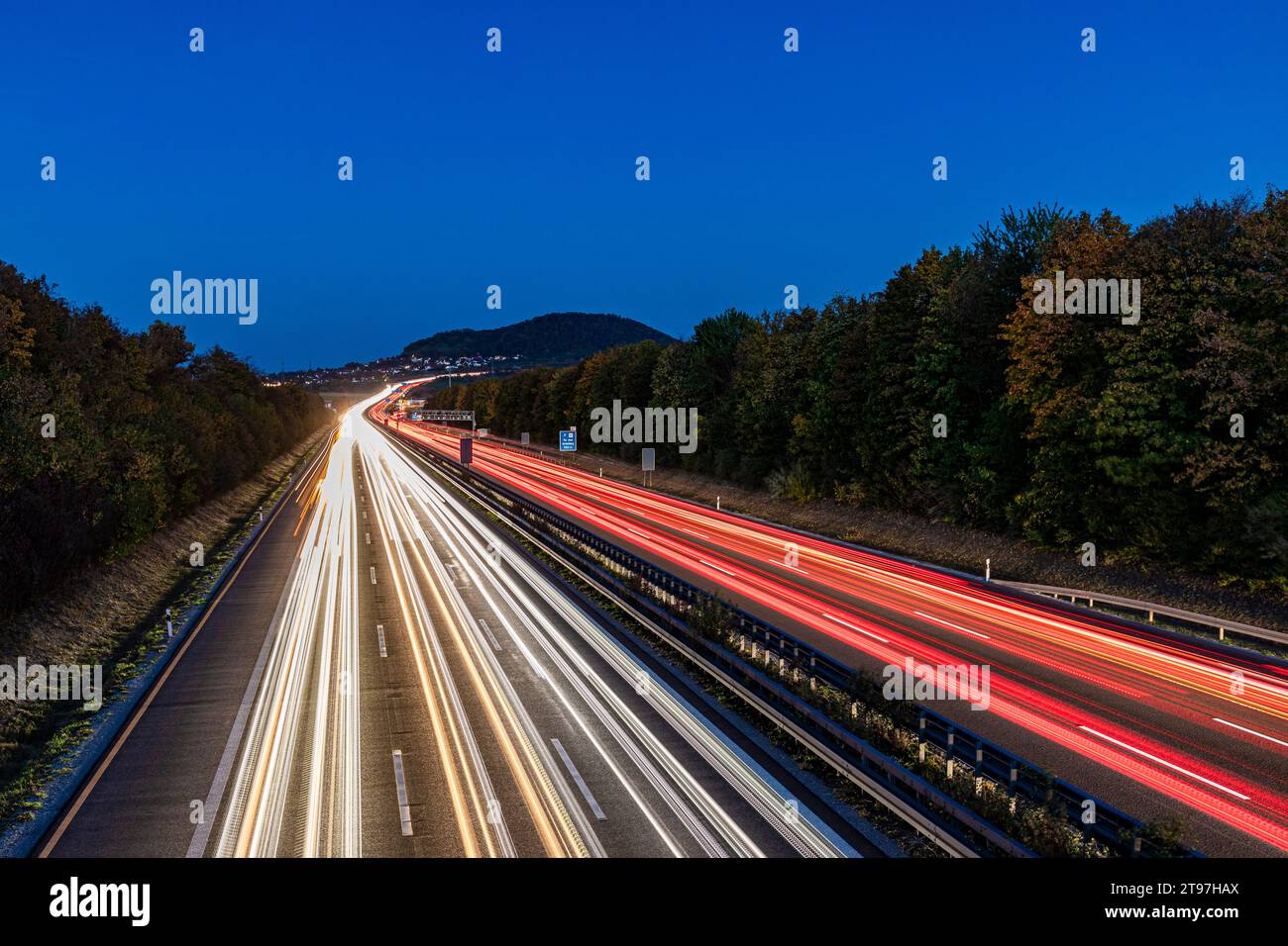 Deutschland, Baden-Württemberg, Aichelberg, Fahrzeuglichtwege an der Bundesautobahn 8 bei Dämmerung Stockfoto