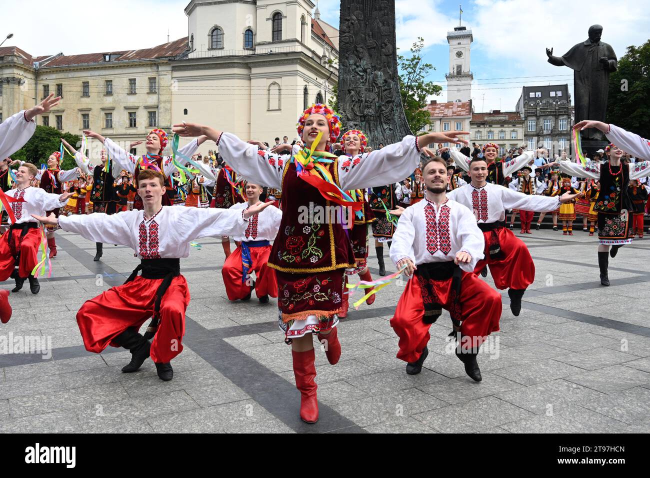 Lemberg, Ukraine - 28. Juni 2023: Menschen tanzen traditionelle ukrainische Tänze während der Feier des Konstitutionstages der Ukraine in Lemberg Stockfoto