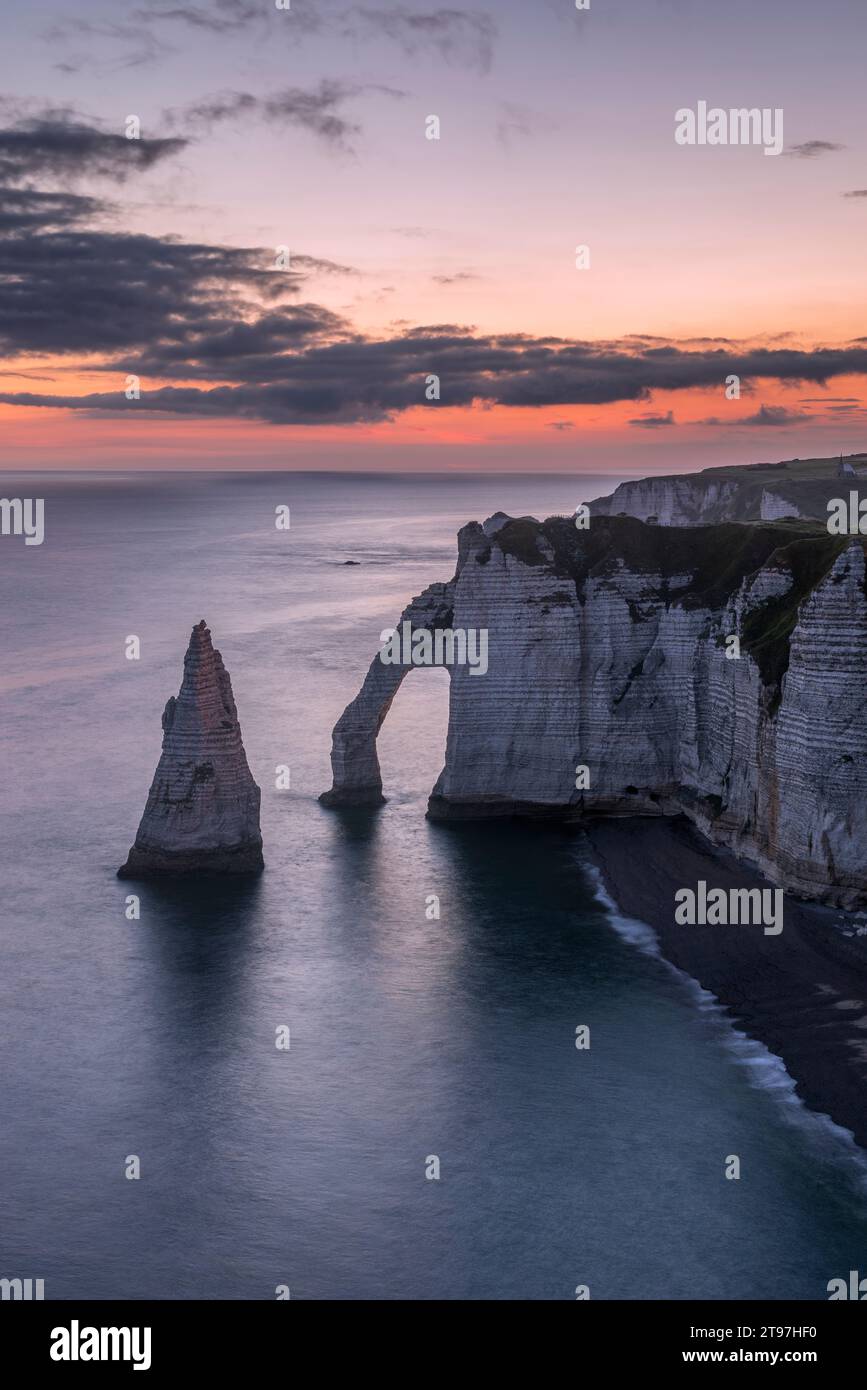 Frankreich, Normandie, lange Exposition der Felsformation Falaise dAval und Aiguille dEtretat bei Sonnenaufgang Stockfoto