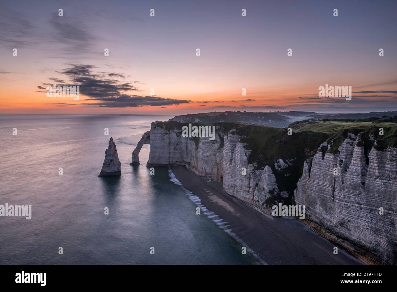 Frankreich, Normandie, lange Exposition der Felsformation Falaise dAval und Aiguille dEtretat bei Sonnenaufgang Stockfoto