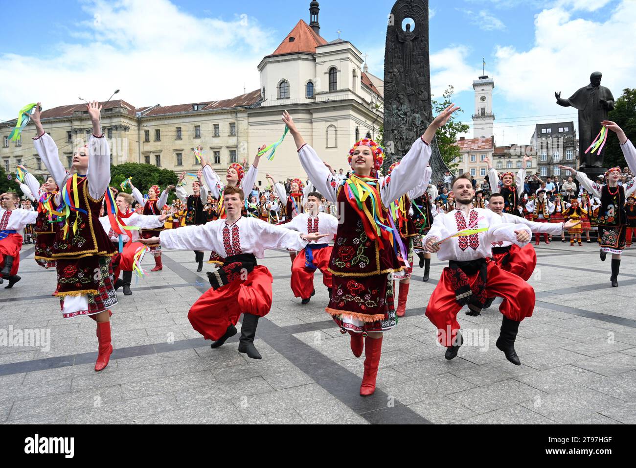 Lemberg, Ukraine - 28. Juni 2023: Menschen tanzen traditionelle ukrainische Tänze während der Feier des Konstitutionstages der Ukraine in Lemberg Stockfoto