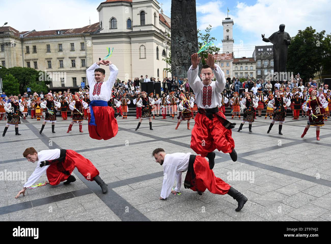 Lemberg, Ukraine - 28. Juni 2023: Menschen tanzen traditionelle ukrainische Tänze während der Feier des Konstitutionstages der Ukraine in Lemberg Stockfoto