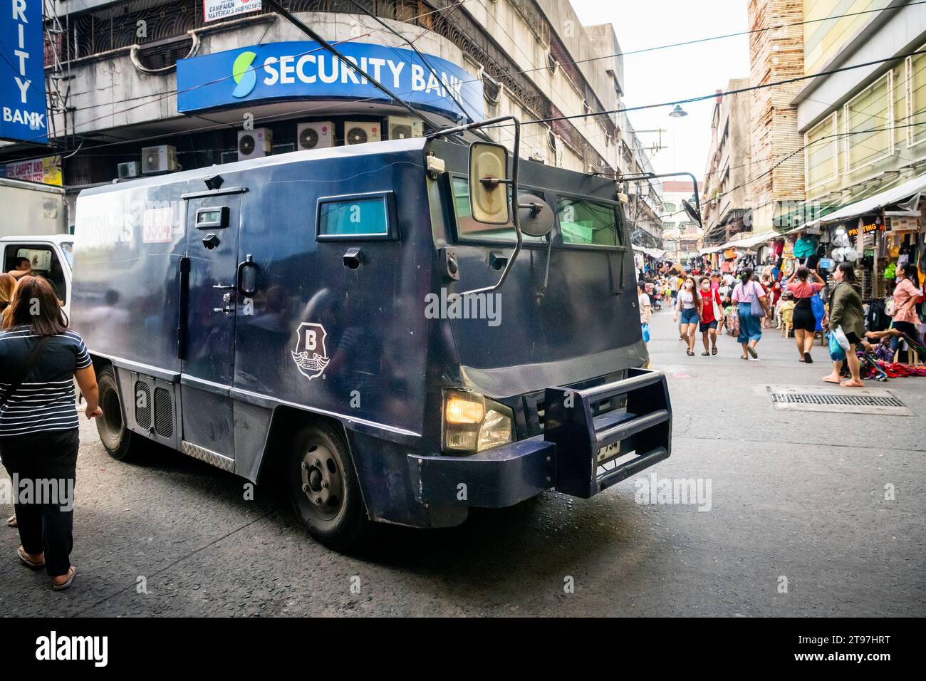 Ein gepanzerter Bankwagen liefert an eine Bank in Manila auf den Philippinen. Stockfoto