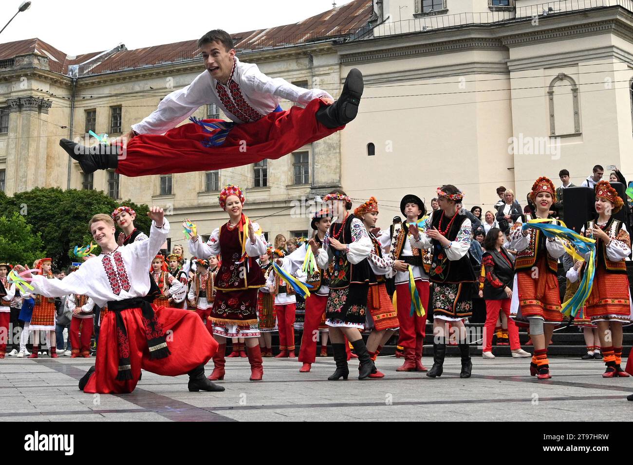 Lemberg, Ukraine - 28. Juni 2023: Menschen tanzen traditionelle ukrainische Tänze während der Feier des Konstitutionstages der Ukraine in Lemberg Stockfoto