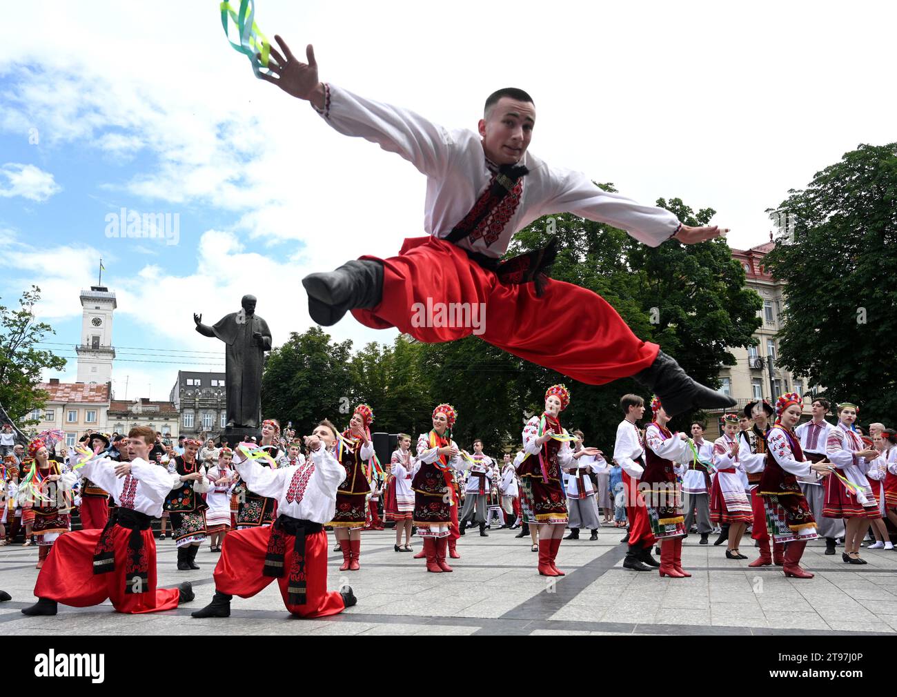 Lemberg, Ukraine - 28. Juni 2023: Menschen tanzen traditionelle ukrainische Tänze während der Feier des Konstitutionstages der Ukraine in Lemberg Stockfoto