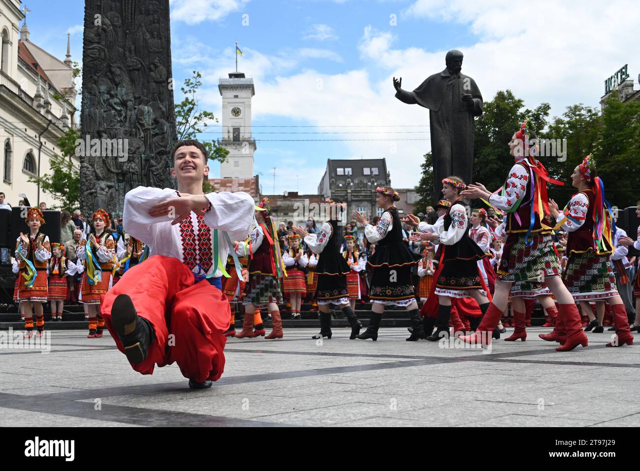 Lemberg, Ukraine - 28. Juni 2023: Menschen tanzen traditionelle ukrainische Tänze während der Feier des Konstitutionstages der Ukraine in Lemberg Stockfoto
