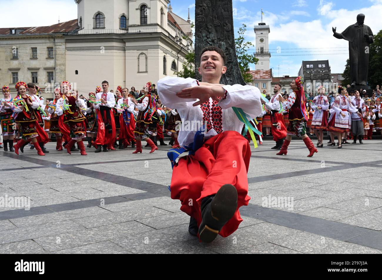 Lemberg, Ukraine - 28. Juni 2023: Menschen tanzen traditionelle ukrainische Tänze während der Feier des Konstitutionstages der Ukraine in Lemberg Stockfoto