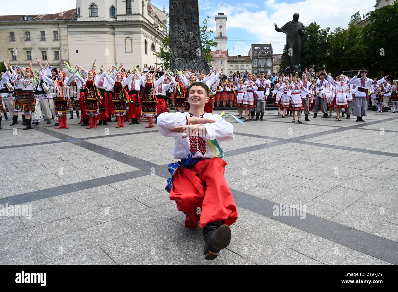 Lemberg, Ukraine - 28. Juni 2023: Menschen tanzen traditionelle ukrainische Tänze während der Feier des Konstitutionstages der Ukraine in Lemberg Stockfoto
