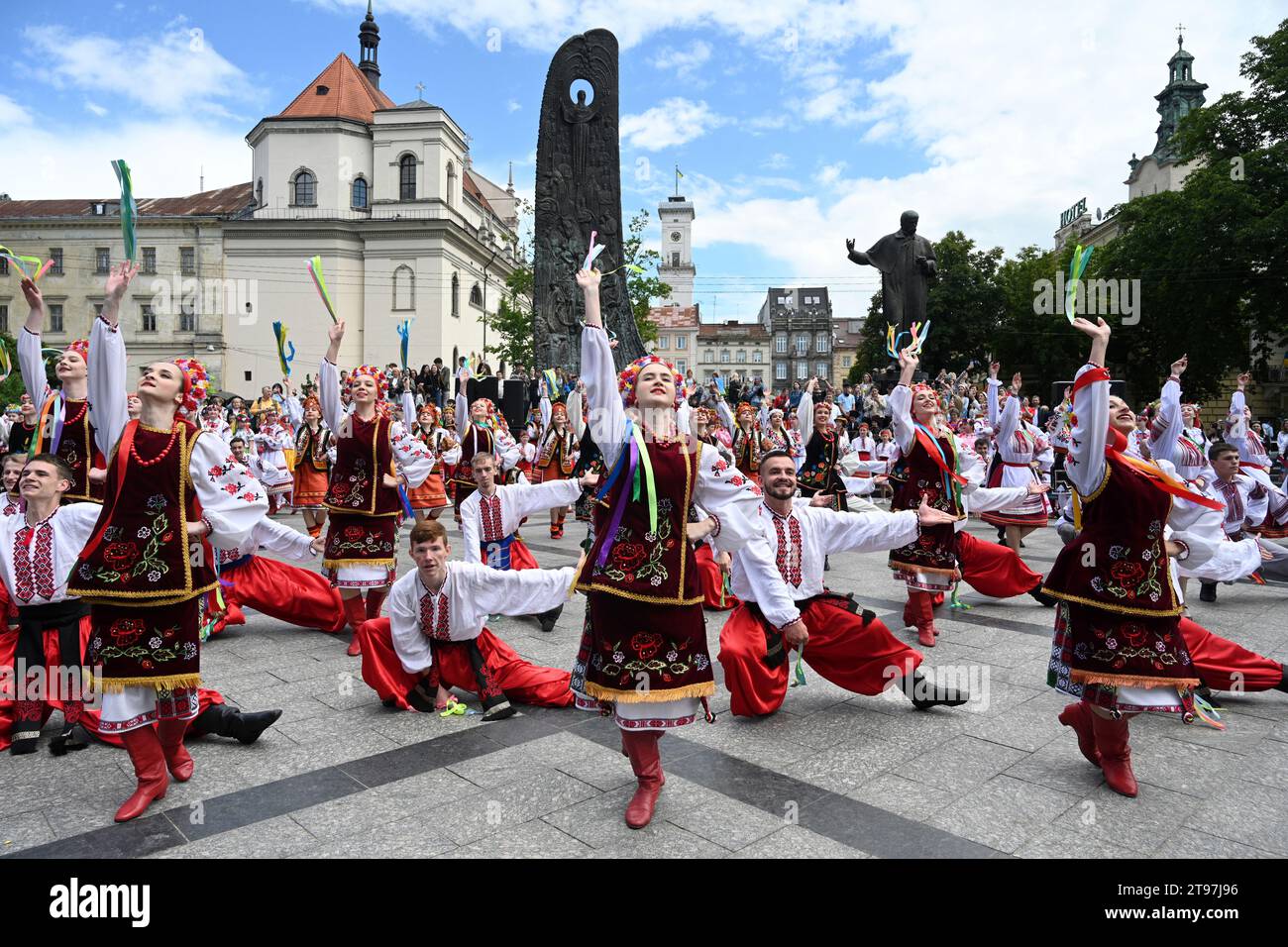 Lemberg, Ukraine - 28. Juni 2023: Menschen tanzen traditionelle ukrainische Tänze während der Feier des Konstitutionstages der Ukraine in Lemberg Stockfoto