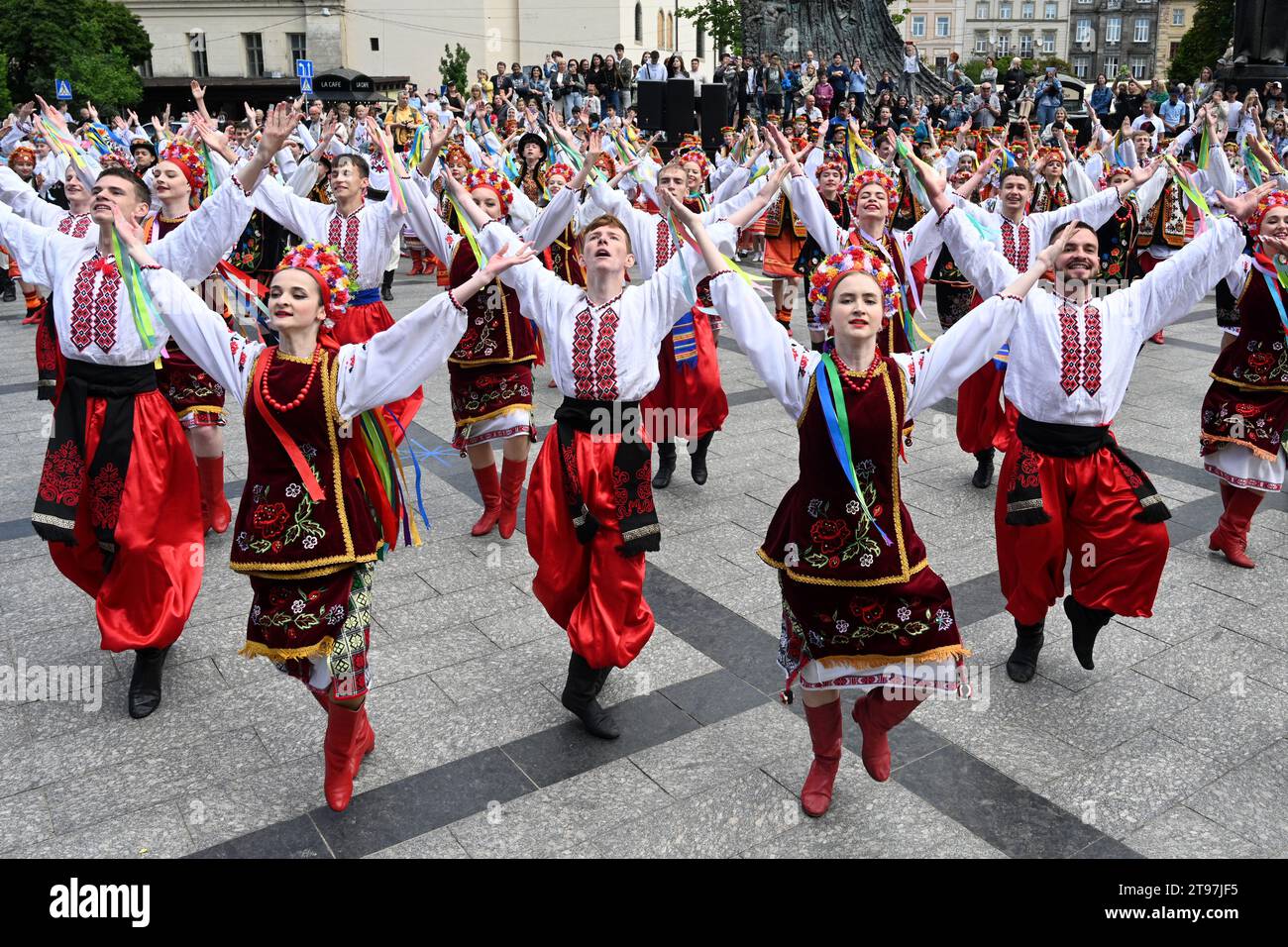 Lemberg, Ukraine - 28. Juni 2023: Menschen tanzen traditionelle ukrainische Tänze während der Feier des Konstitutionstages der Ukraine in Lemberg Stockfoto