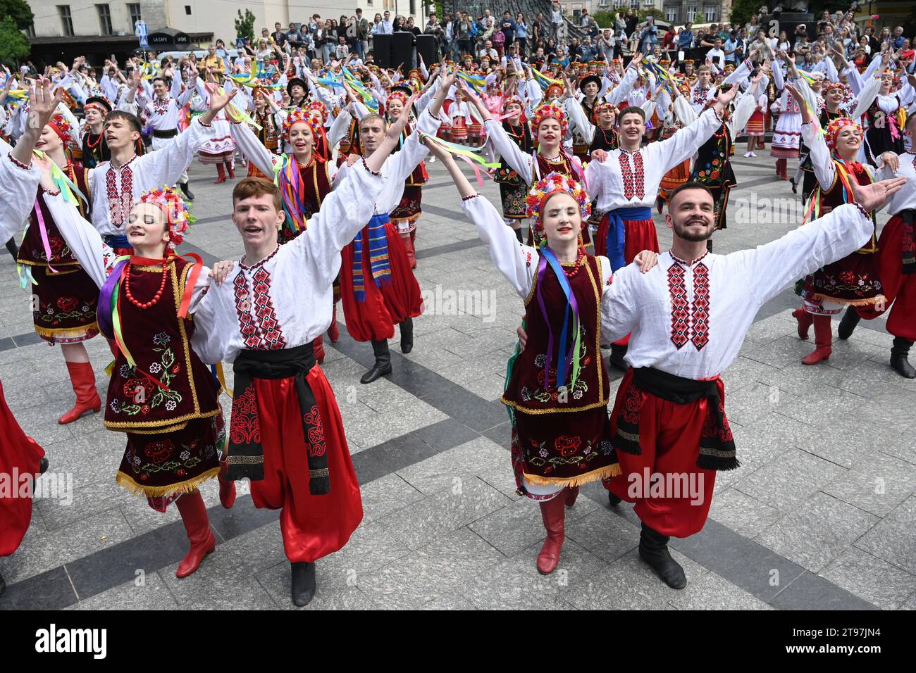Lemberg, Ukraine - 28. Juni 2023: Menschen tanzen traditionelle ukrainische Tänze während der Feier des Konstitutionstages der Ukraine in Lemberg Stockfoto