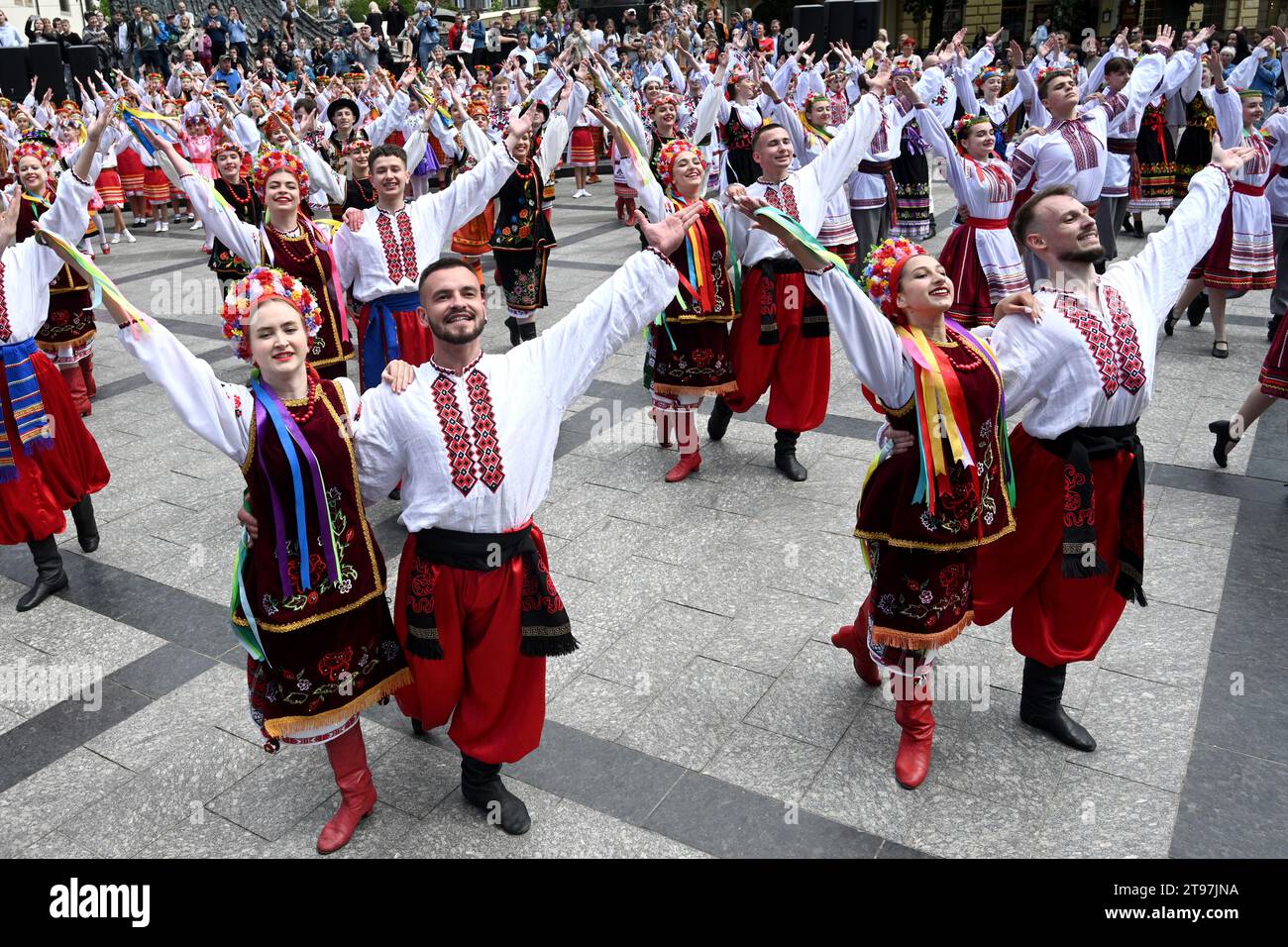 Lemberg, Ukraine - 28. Juni 2023: Menschen tanzen traditionelle ukrainische Tänze während der Feier des Konstitutionstages der Ukraine in Lemberg Stockfoto