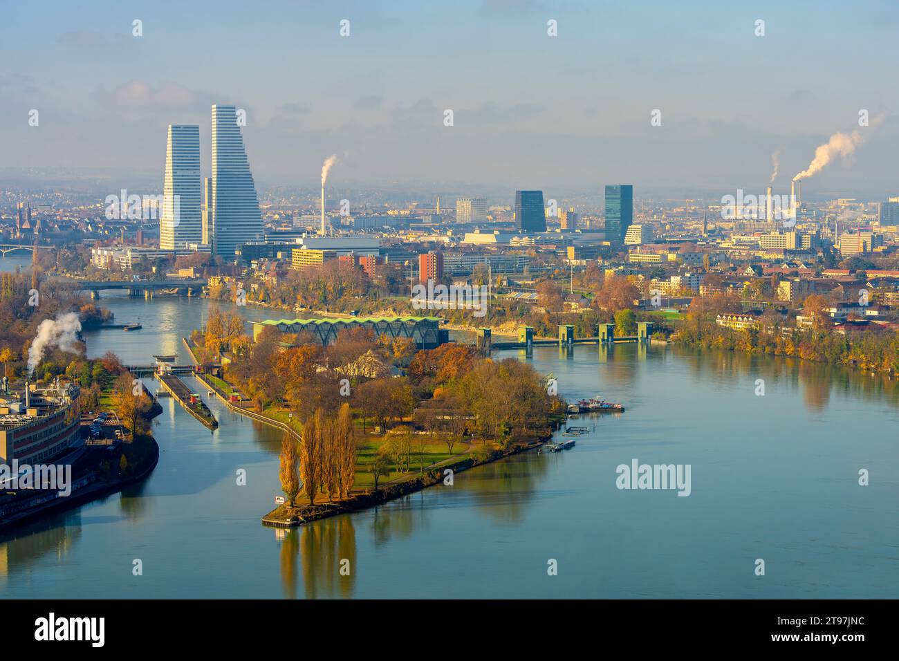 Erhöhter Blick auf Basel und die Roche Towers (höchste Gebäude der Schweiz). Kanton Basel-Stadt, Schweiz. Stockfoto