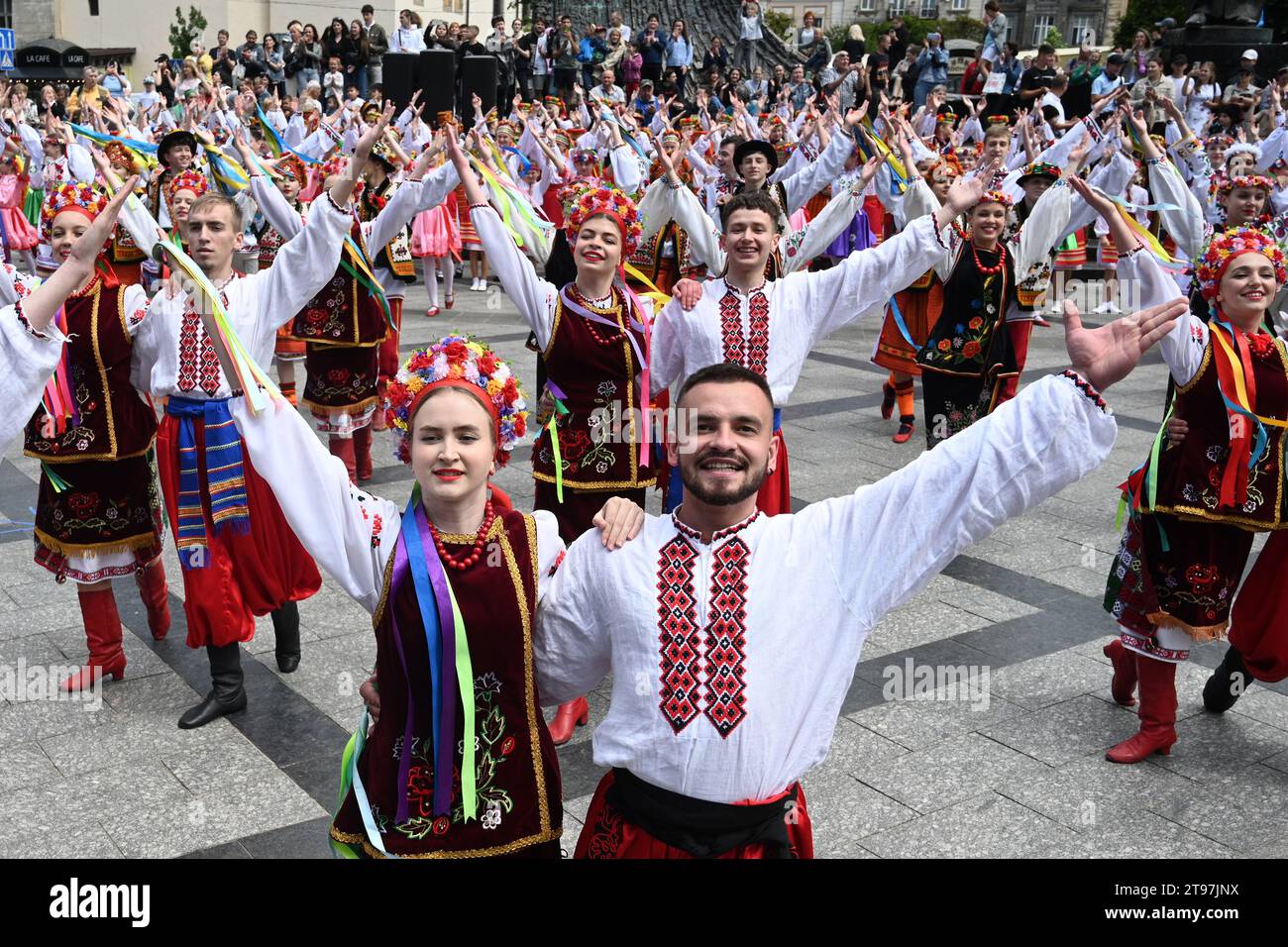 Lemberg, Ukraine - 28. Juni 2023: Menschen tanzen traditionelle ukrainische Tänze während der Feier des Konstitutionstages der Ukraine in Lemberg Stockfoto