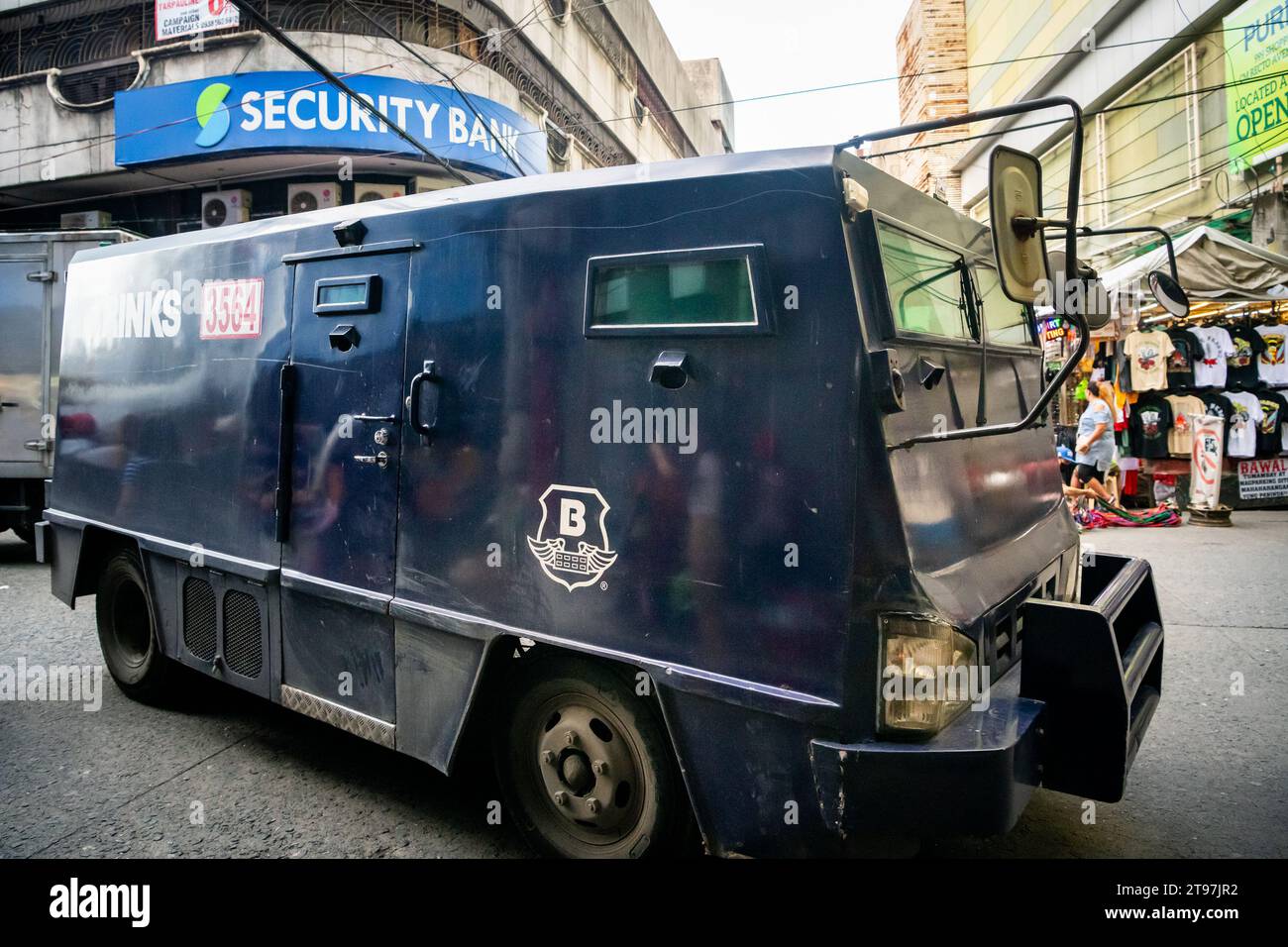 Ein gepanzerter Bankwagen liefert an eine Bank in Manila auf den Philippinen. Stockfoto