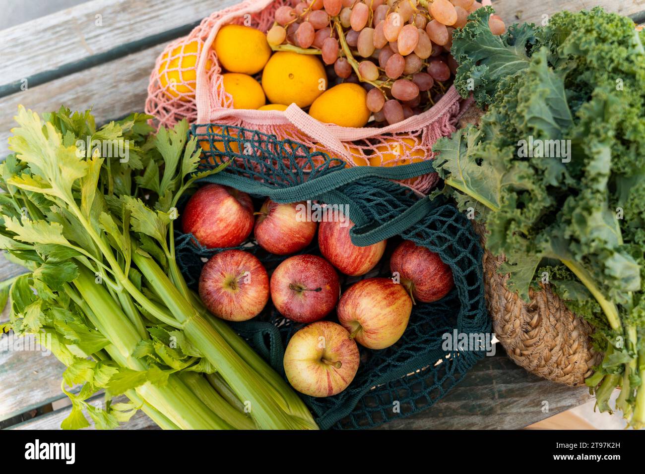 Netzbeutel mit Bio-Obst und Gemüse auf dem Bauernmarkt Stockfoto