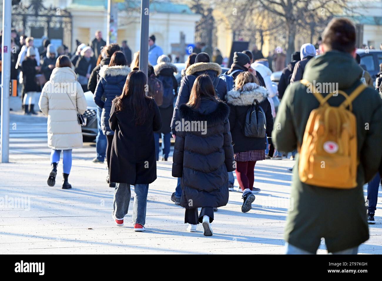 Touristenmassen vor Schloss Schönbrunn im Winter - jedes Jahr zieht das Wahrzeichen Schloss Schönbrunn Zehntausende von Besuchern aus al Stockfoto