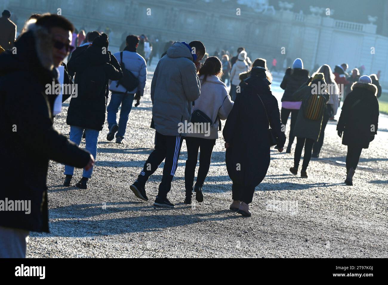 Touristenmassen vor Schloss Schönbrunn im Winter - jedes Jahr zieht das Wahrzeichen Schloss Schönbrunn Zehntausende von Besuchern aus al Stockfoto