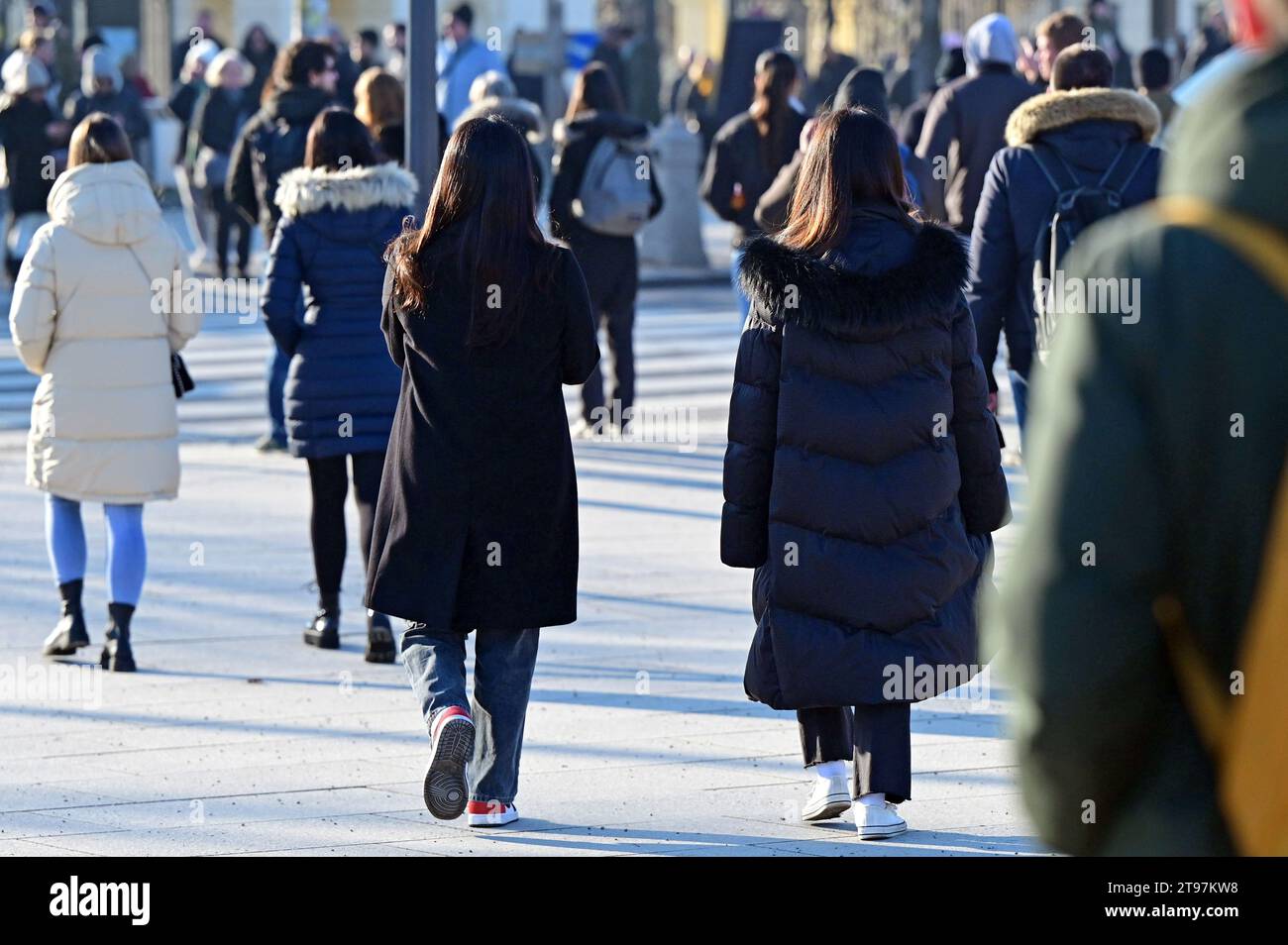 Touristenmassen vor Schloss Schönbrunn im Winter - jedes Jahr zieht das Wahrzeichen Schloss Schönbrunn Zehntausende von Besuchern aus al Stockfoto