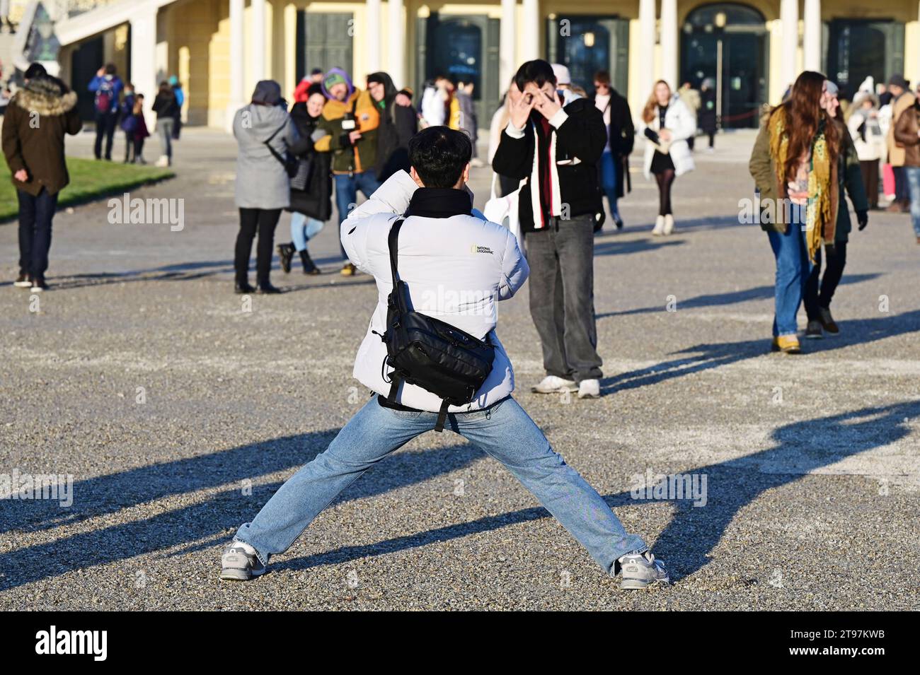 Touristenmassen vor Schloss Schönbrunn im Winter - jedes Jahr zieht das Wahrzeichen Schloss Schönbrunn Zehntausende von Besuchern aus al Stockfoto