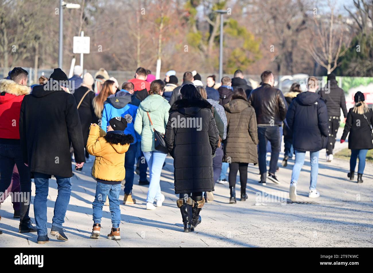 Touristenmassen vor Schloss Schönbrunn im Winter - jedes Jahr zieht das Wahrzeichen Schloss Schönbrunn Zehntausende von Besuchern aus al Stockfoto
