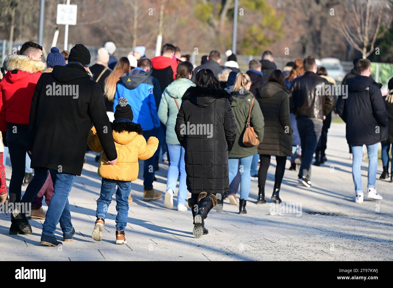 Touristenmassen vor Schloss Schönbrunn im Winter - jedes Jahr zieht das Wahrzeichen Schloss Schönbrunn Zehntausende von Besuchern aus al Stockfoto
