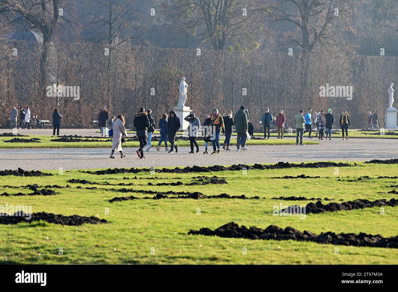 Touristenmassen vor Schloss Schönbrunn im Winter - jedes Jahr zieht das Wahrzeichen Schloss Schönbrunn Zehntausende von Besuchern aus al Stockfoto