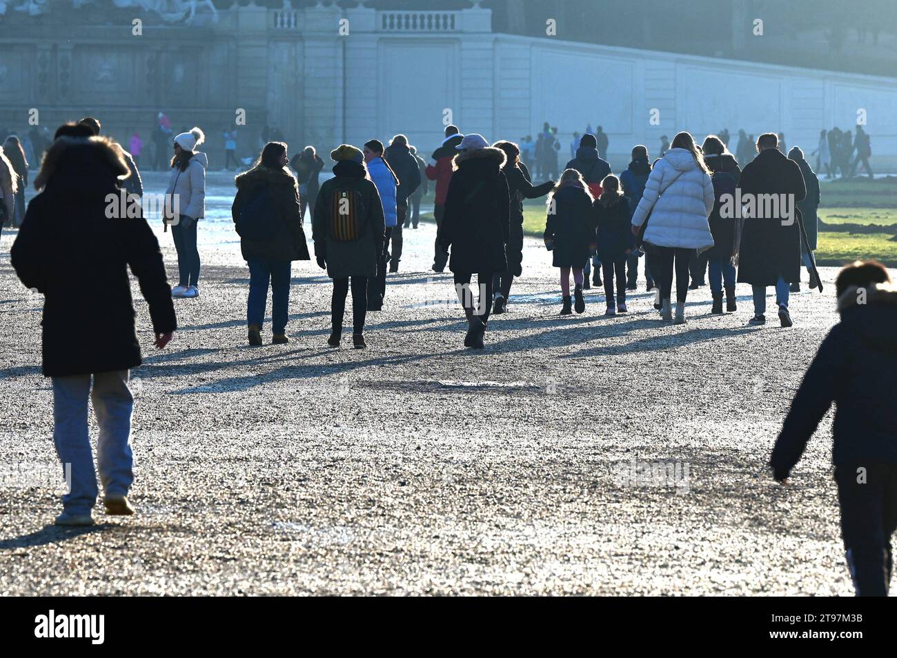 Touristenmassen vor Schloss Schönbrunn im Winter - jedes Jahr zieht das Wahrzeichen Schloss Schönbrunn Zehntausende von Besuchern aus al Stockfoto