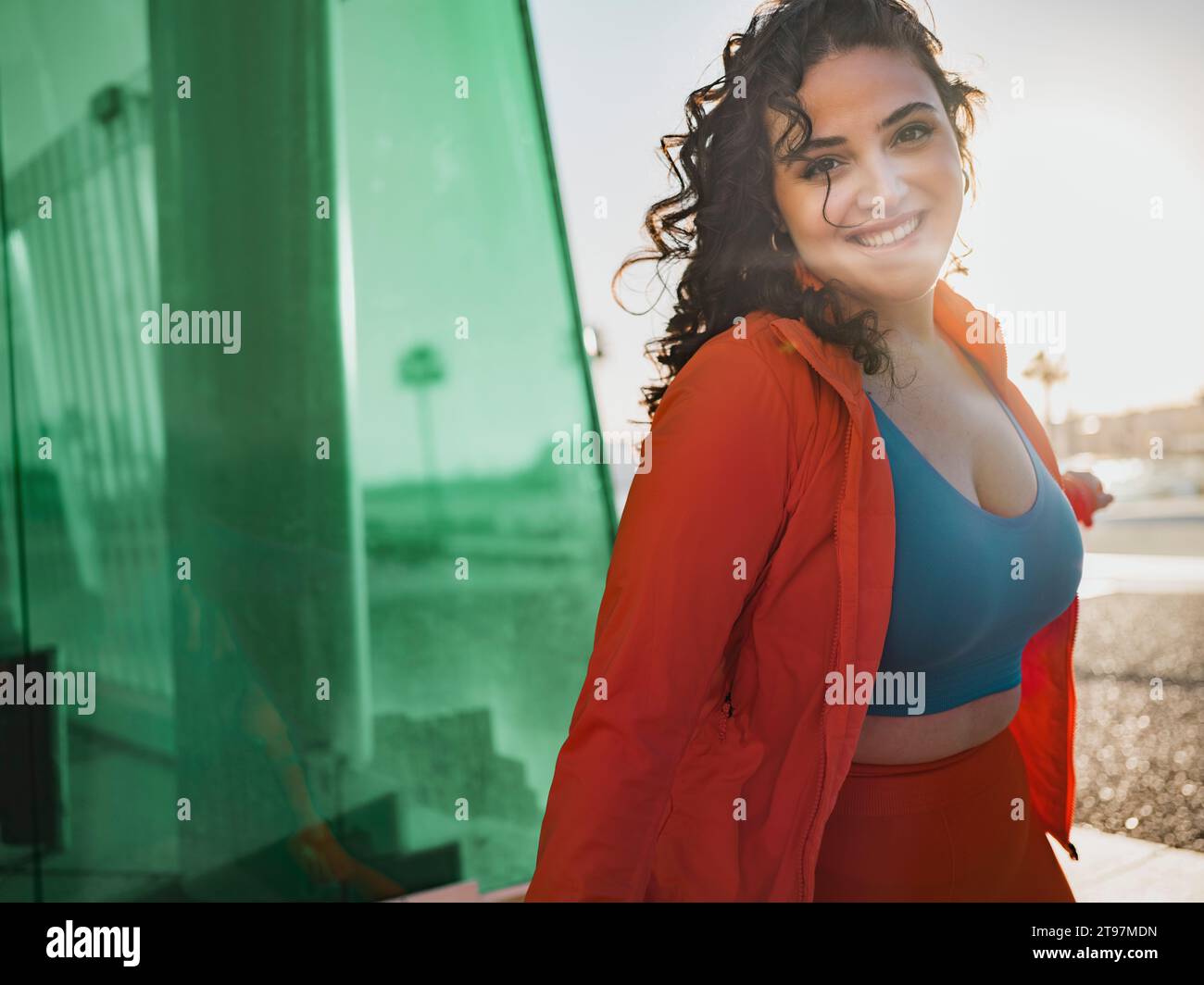 Schöne Frau, die Sportkleidung bei Sonnenuntergang trägt Stockfoto