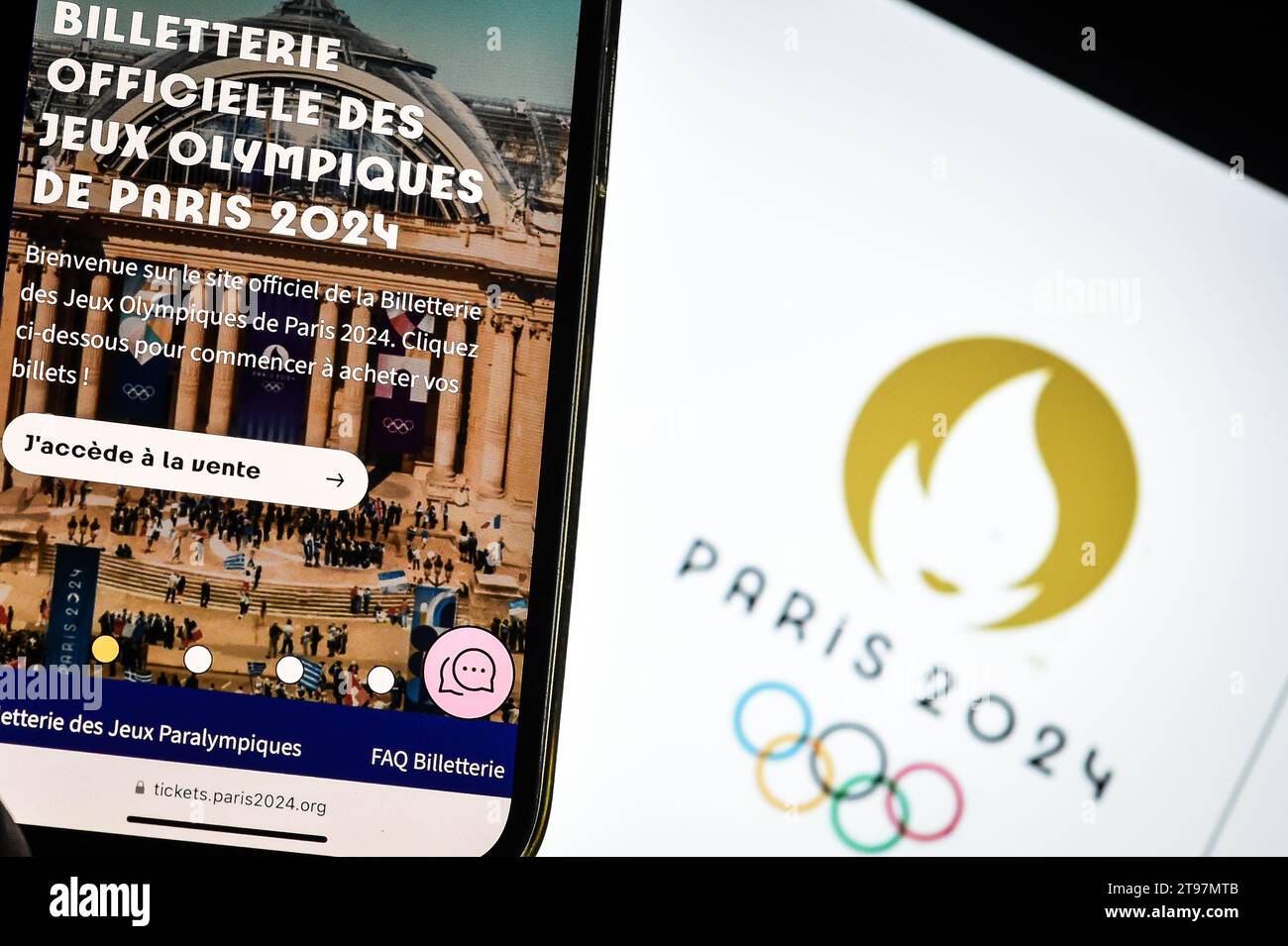 Paris, Frankreich. November 2023. Dieses Bild zeigt eine Person, die am 23. November 2023 in Paris auf der offiziellen Website der Olympischen Spiele 2024 Tickets kauft – Foto Matthieu Mirville/DPPI Credit: DPPI Media/Alamy Live News Stockfoto