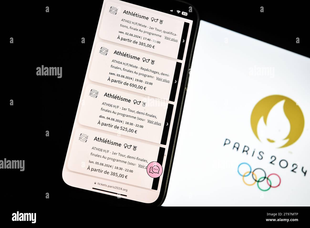 Paris, Frankreich. November 2023. Dieses Bild zeigt eine Person, die zur offiziellen Website der Olympischen Spiele 2024 in Paris geht, um Tickets für die Leichtathletikveranstaltungen am 23. November 2023 in Paris zu kaufen - Foto Matthieu Mirville/DPPI Credit: DPPI Media/Alamy Live News Stockfoto