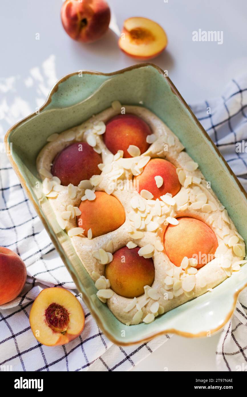 Roher Pfirsichkuchen mit Mandeln Stockfoto