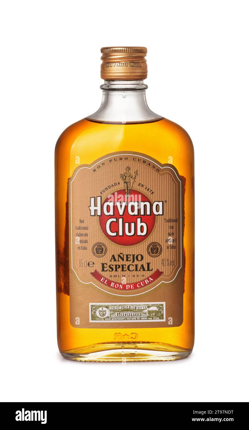 Tiflis, Georgien - April 2023. Vorderansicht der Havana Club Anejo Especial Rum Flasche isoliert auf weiß Stockfoto