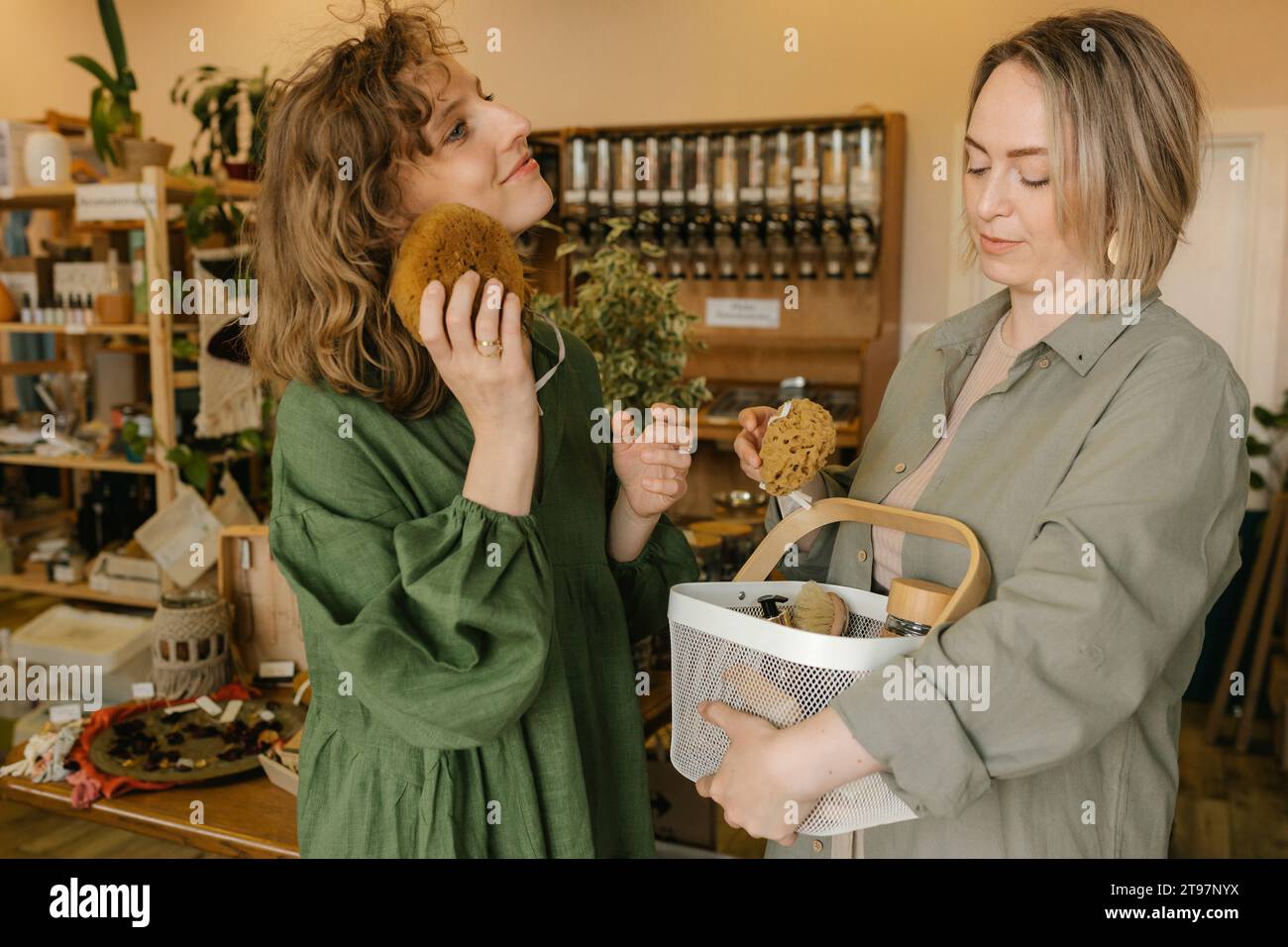 Blonde Frauen kaufen handgemachte Artikel im Zero Waste Store Stockfoto