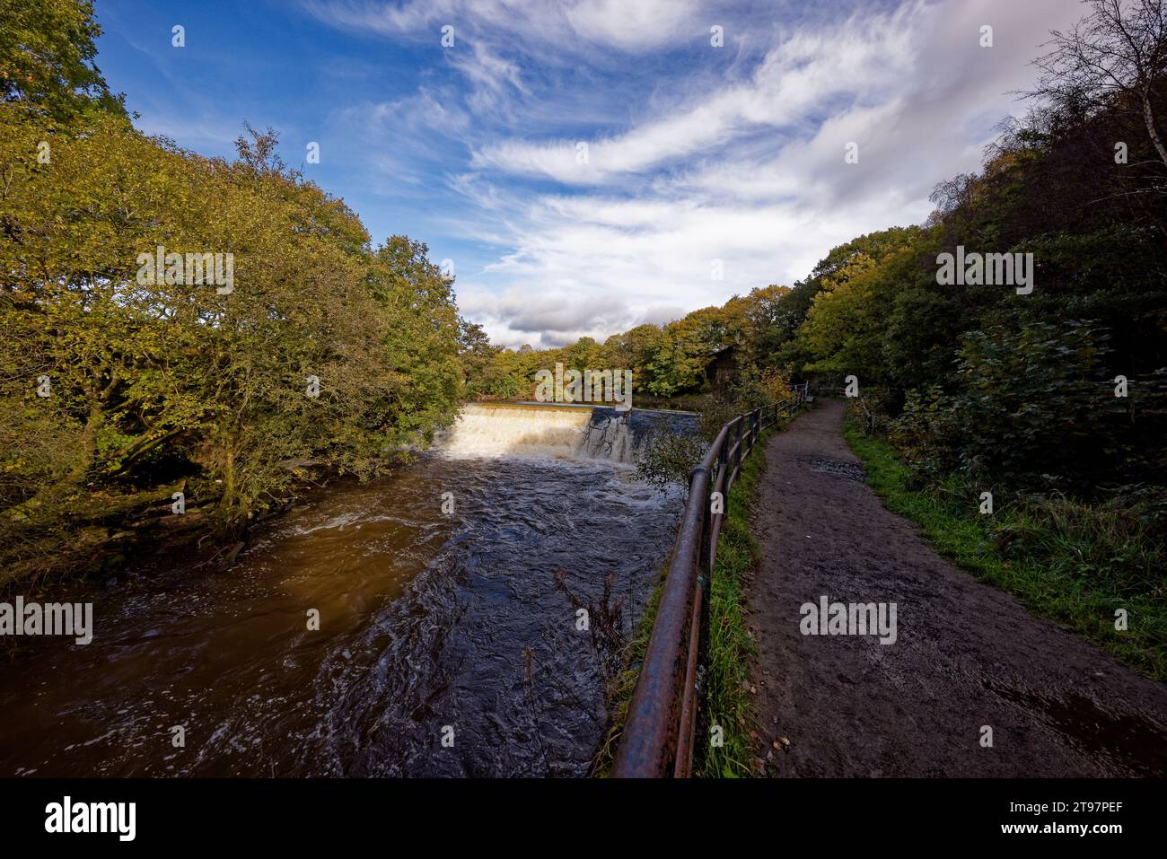 Weir im Burrs Country Park, Bury. Stockfoto