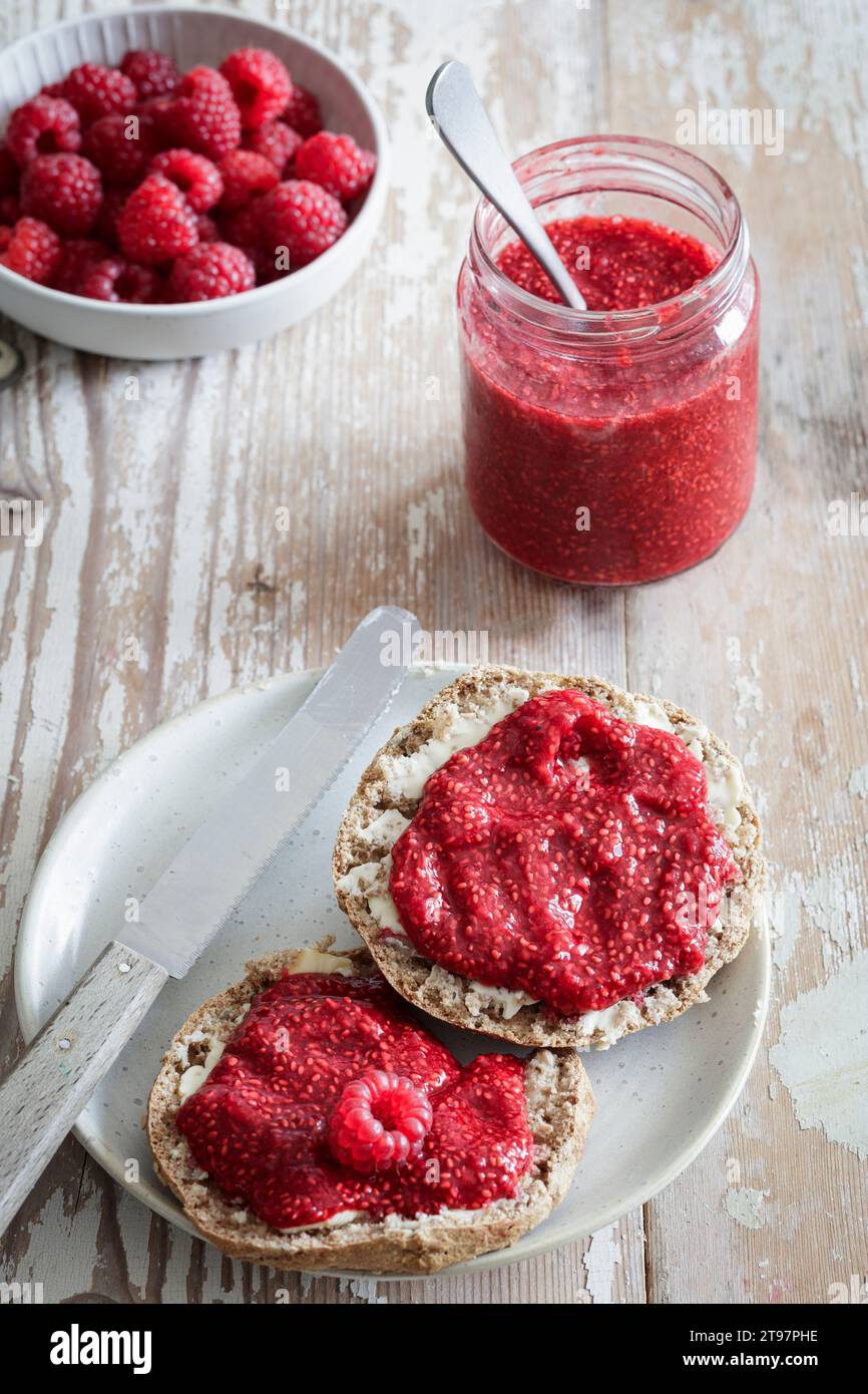 Studio-Aufnahme von Dinkelbrötchen mit Himbeermarmelade Stockfoto