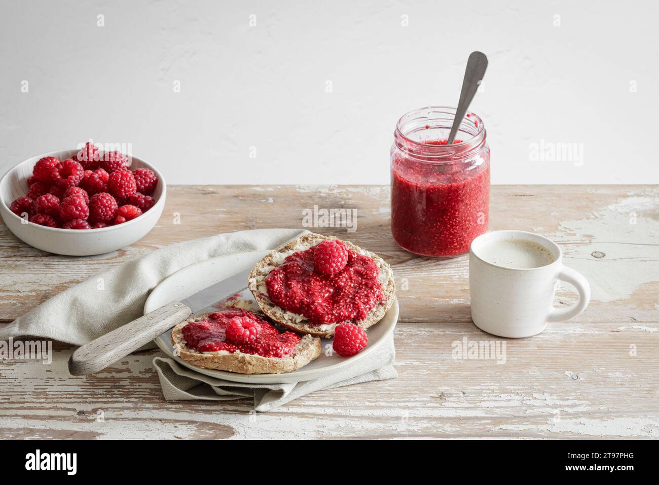 Studio-Aufnahme von Dinkelbrötchen mit Himbeermarmelade Stockfoto