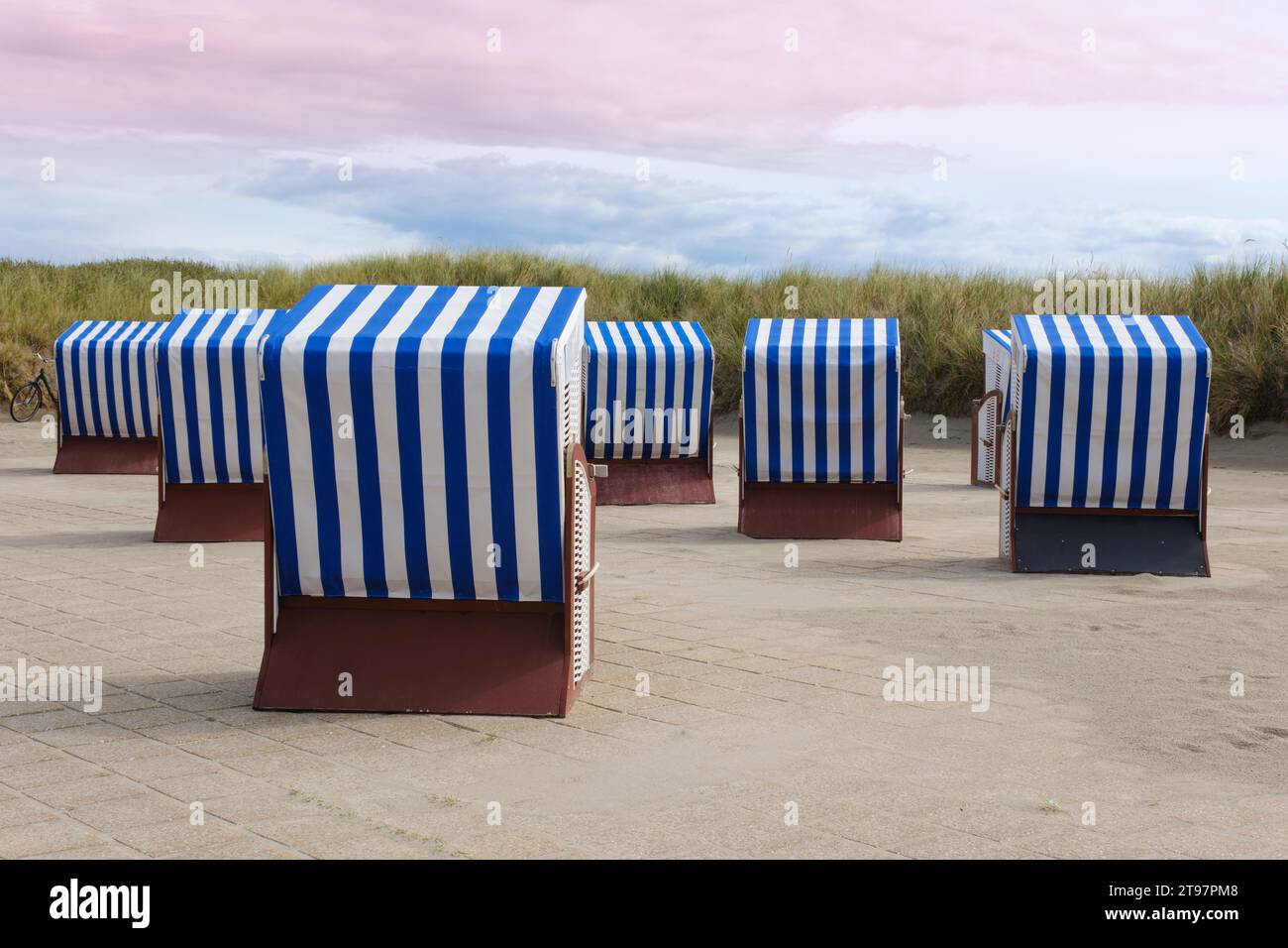 Deutschland, Niedersachsen, Sonnenliegen mit Kapuze auf der gepflasterten Promenade auf der Insel Norderney Stockfoto