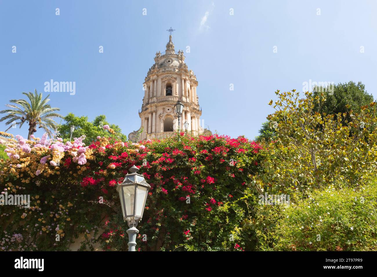 Italien, Sizilien, Modica, Blumen blühen vor dem Dom von San Giorgio Stockfoto