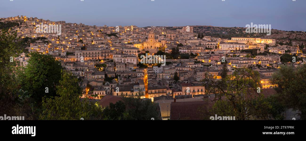 Italien, Sizilien, Modica, Panoramablick auf die Altstadt in der Abenddämmerung Stockfoto