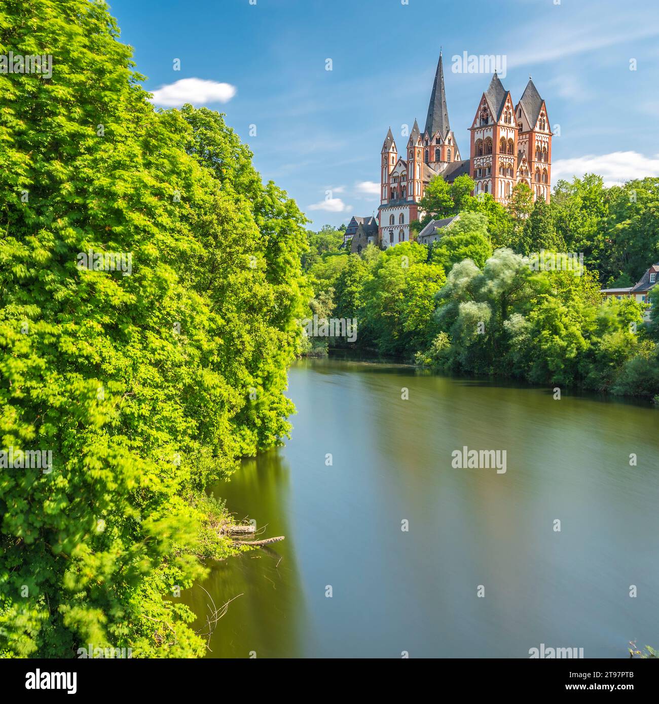 Deutschland, Hessen, Limburg-Weilburg, RiverÂ LahnÂ im Sommer withÂ LimburgÂ Dom im Hintergrund Stockfoto