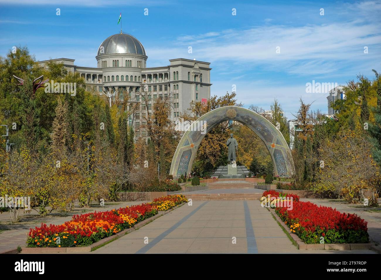 Duschanbe, Tadschikistan - 17. November 2023: Blick auf den Rudaki-Park in Duschanbe, Tadschikistan. Stockfoto