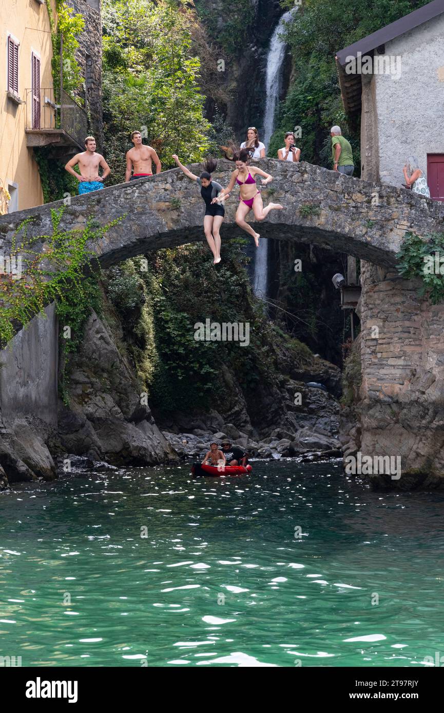Von der alten Brücke in den Comer See springen, Nesso Stockfoto
