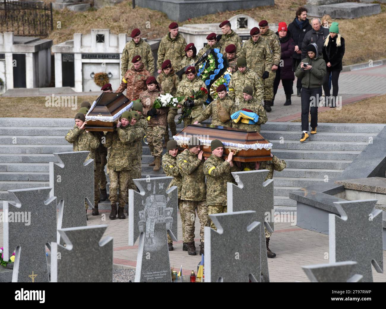 Lviv, Ukraine - 9. März 2022: Soldaten tragen Särge bei Beerdigungen ukrainischer Soldaten, die während der russischen Invasion in die Ukraine in Lychaki getötet wurden Stockfoto