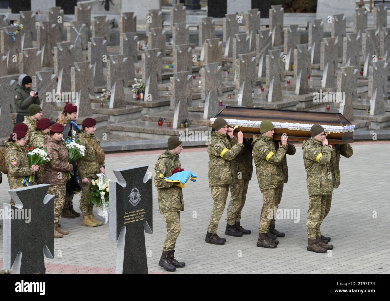 Lviv, Ukraine - 9. März 2022: Soldaten tragen Särge bei Beerdigungen ukrainischer Soldaten, die während der russischen Invasion in die Ukraine in Lychaki getötet wurden Stockfoto