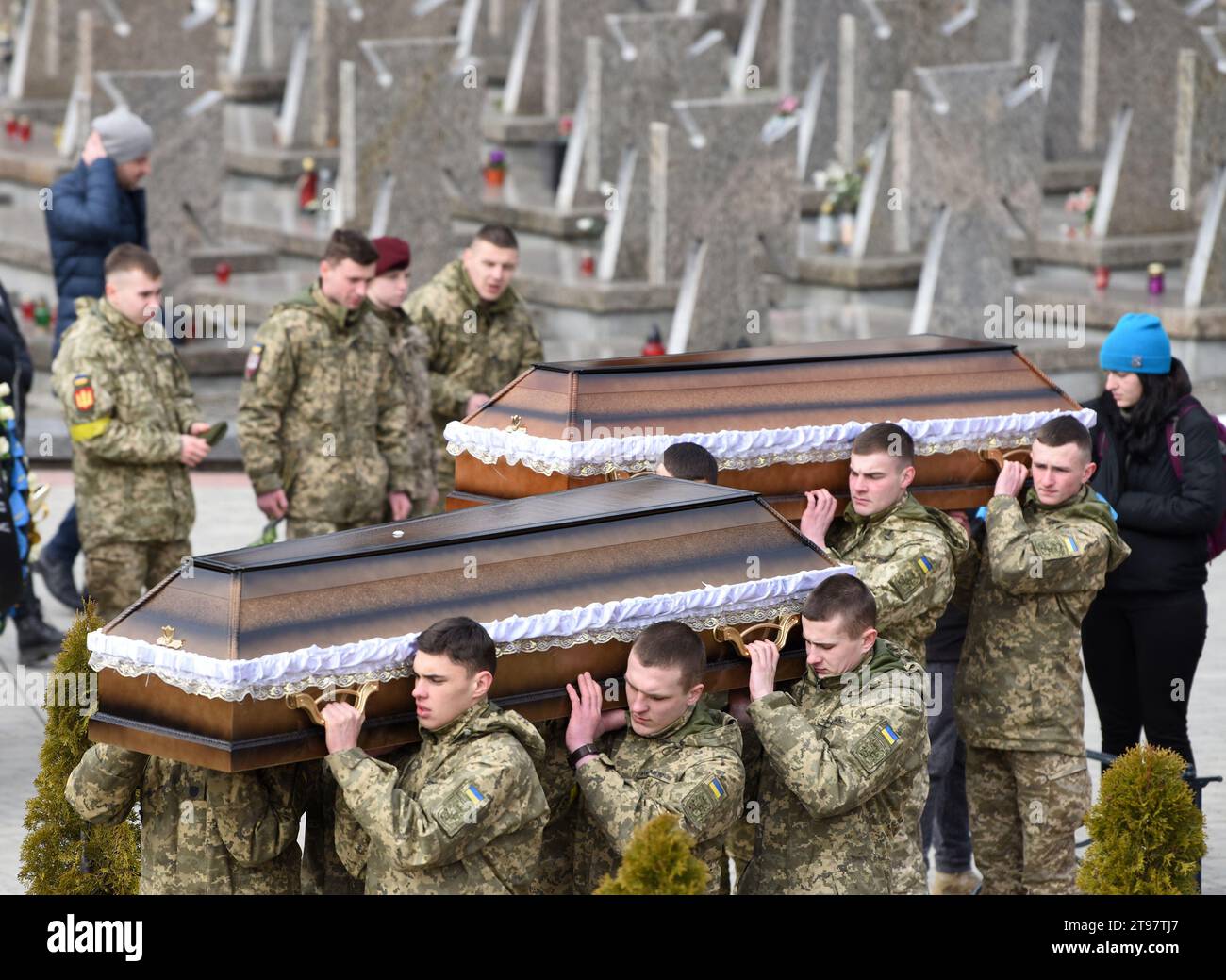 Lviv, Ukraine - 9. März 2022: Soldaten tragen Särge bei Beerdigungen ukrainischer Soldaten, die während der russischen Invasion in die Ukraine in Lychaki getötet wurden Stockfoto