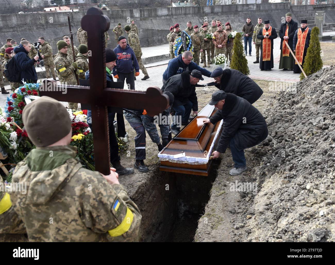 Lemberg, Ukraine - 9. März 2022: Beerdigungen ukrainischer Soldaten, die während der russischen Invasion in die Ukraine auf dem Friedhof Lytschakiw in der Stadt Lemberg getötet wurden. Stockfoto