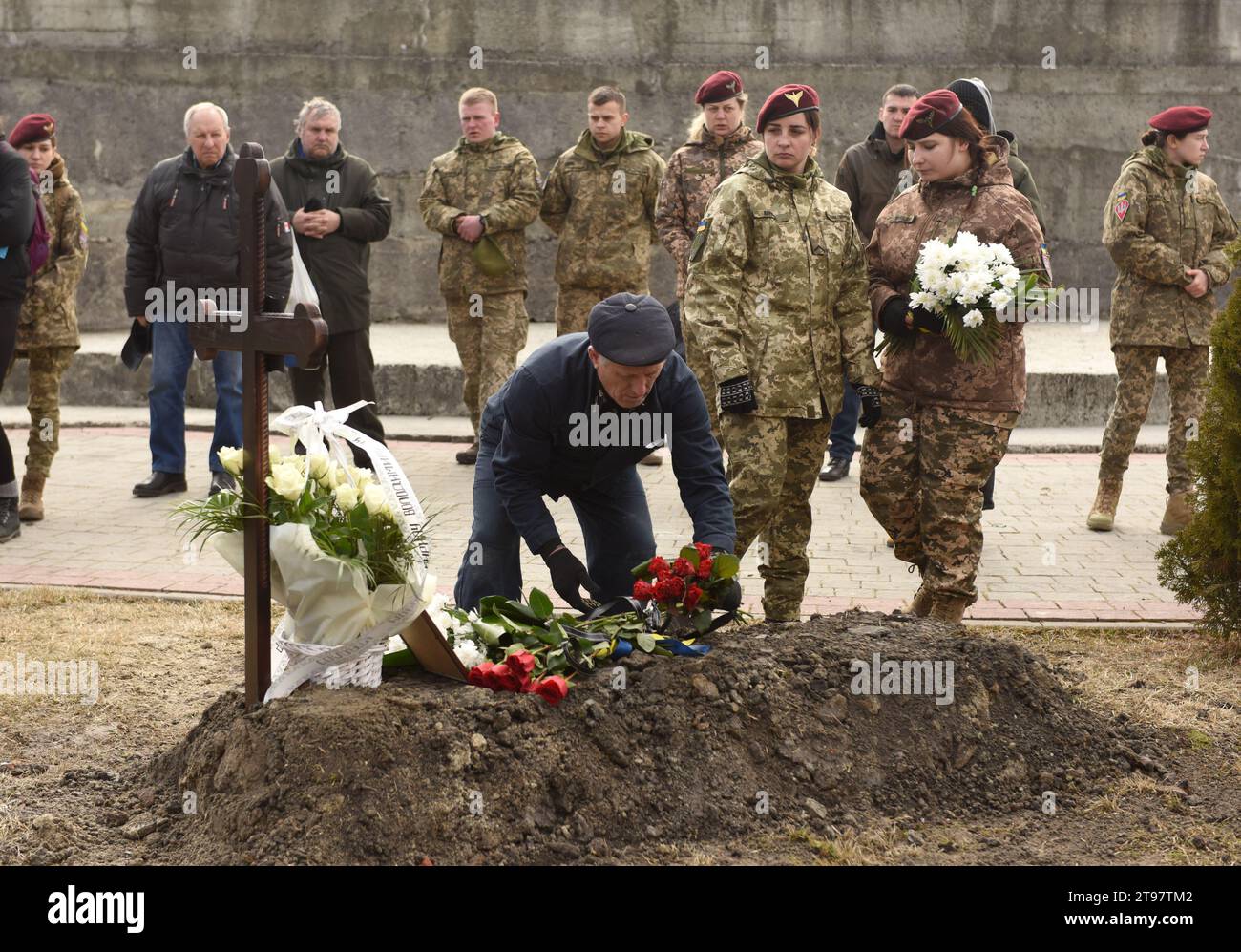 Lemberg, Ukraine - 9. März 2022: Beerdigungen ukrainischer Soldaten, die während der russischen Invasion in die Ukraine auf dem Friedhof Lytschakiw in der Stadt Lemberg getötet wurden. Stockfoto